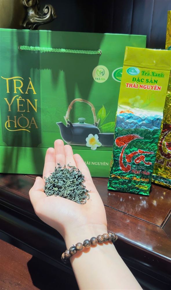 Nắm trà xanh Thái Nguyên khô trên tay