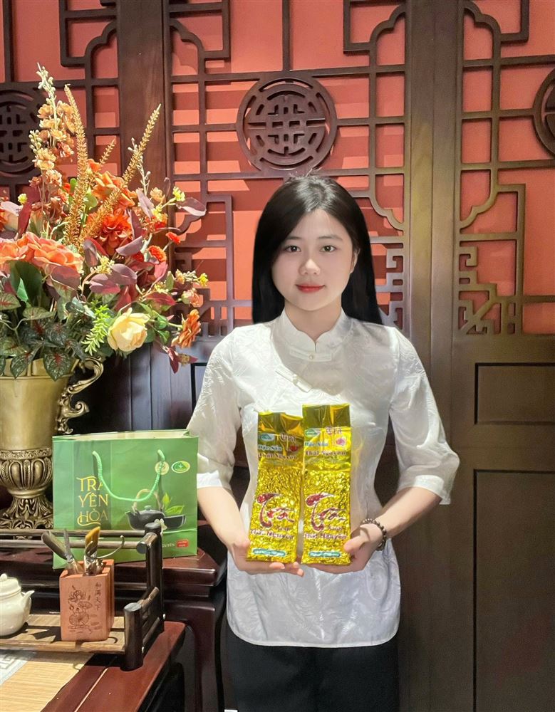 Tư vấn viên giới thiệu trà Yên Hòa